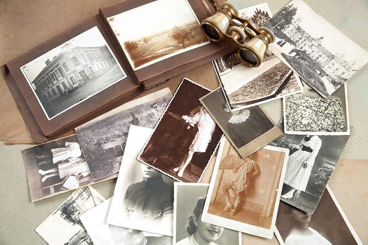 Discovered Treasures: Making Art with Found Photo Archives with Kelly Webeck (Webinar) Discovered Treasures: Making Art with Found Photo Archives with Kelly Webeck (Webinar)